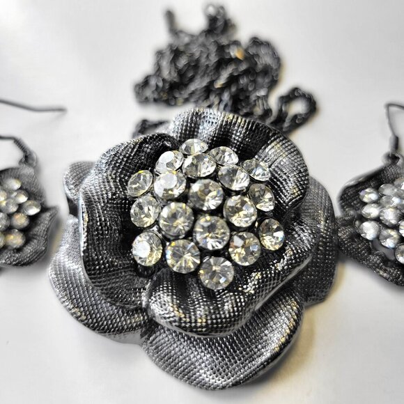 Silver Tone Rhinestone Flower Choker Necklace And Flower Hook Earrings - Picture 8 of 9